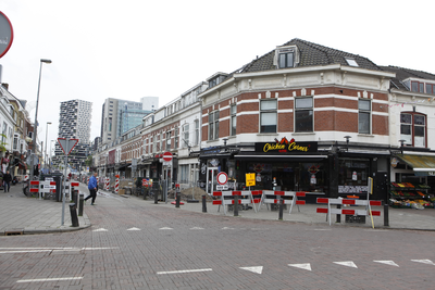 914267 Gezicht in de Damstraat te Utrecht, vanaf de Kanaalstraat, met rechts het hoekpand Kanaalstraat 50.